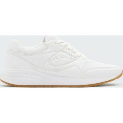 Białe buty sportowe w miejskim stylu. Białe buty sportowe damskie marki Pull&Bear, bez zapięcia. Za 139,00 zł.