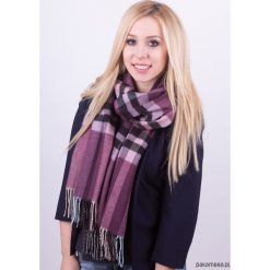 Szalik Damski w kratę miękki w dotyku. Różowe szaliki damskie marki Pakamera, bez wzorów, z wełny. Za 129,00 zł.