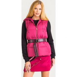 KAMIZELKA PUCHOWA Armani Exchange. Różowe kamizelki damskie Armani Exchange, xs, w paski, z puchu, z kapturem. Za 611,40 zł.