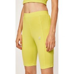 Adidas Originals - Szorty. Żółte szorty damskie adidas Originals, bez wzorów, z elastanu, casualowe, z podwyższonym stanem. W wyprzedaży za 99,90 zł.