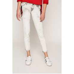 Guess Jeans - Jeansy Beverly. Szare jeansy damskie marki Guess Jeans, z obniżonym stanem. W wyprzedaży za 479,90 zł.
