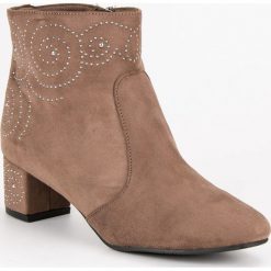 STYLOWE ZAMSZOWE BOTKI. Brązowe botki damskie marki Merg, z zamszu, eleganckie, bez obcasa, bez zapięcia. Za 159,00 zł.