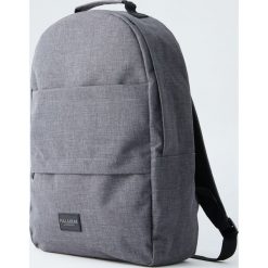 Antracytowy plecak z dwiema kieszeniami. Szare plecaki męskie Pull&Bear. Za 109,00 zł.
