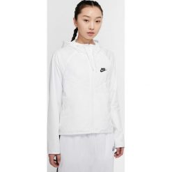 Nike Kurtka Biały. Białe kurtki damskie Nike, na wiosnę, xxl, bez wzorów, z poliesteru, bez kaptura. Za 361,95 zł.