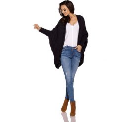 Czarny Asymetryczny Oversizowy Kardigan z Warkoczem. Czarne swetry damskie marki Molly.pl, uniwersalny, z aplikacjami, eleganckie, długie. Za 148,90 zł.