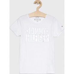 Tommy Hilfiger - Top dziecięcy 128-176 cm. Niebieskie bluzki dziewczęce TOMMY HILFIGER, z nadrukiem, z bawełny, z okrągłym kołnierzem, z krótkim rękawem, krótkie, bez kaptura. W wyprzedaży za 89,90 zł.