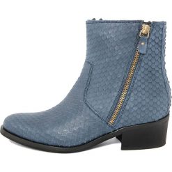 Skórzane botki w kolorze błękitnym. Niebieskie botki damskie Bluetag, Gusto, ze skóry, bez obcasa, bez zapięcia. W wyprzedaży za 329,95 zł.