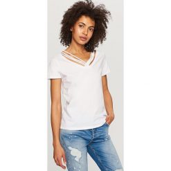 T-shirt z ozdobnym dekoltem - Biały. Białe t-shirty damskie Reserved, l. W wyprzedaży za 19,99 zł.