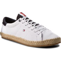 Espadryle TOMMY HILFIGER - Textile Lace Up Espadrille FM0FM01347 White 100. Białe espadryle męskie marki TOMMY HILFIGER, z tworzywa sztucznego. W wyprzedaży za 189,00 zł.