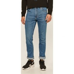 Wrangler - Jeansy Greensboro. Niebieskie jeansy męskie Wrangler, z aplikacjami. W wyprzedaży za 219,90 zł.