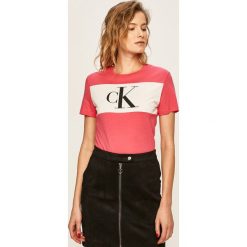 Calvin Klein Jeans - T-shirt. Różowe bluzki damskie Calvin Klein Jeans, s, z nadrukiem, z bawełny, z okrągłym kołnierzem. Za 179,90 zł.