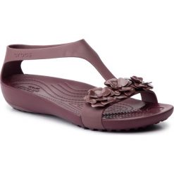 Sandały CROCS - Serena Embellish Sndl W 205601 Burgundy. Czerwone klapki damskie Crocs, bez wzorów, z tworzywa sztucznego, bez obcasa. Za 159,00 zł.