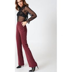 Hannalicious x NA-KD Spodnie garniturowe bootcut - Red. Czerwone spodnie z wysokim stanem marki Hannalicious x NA-KD, z poliesteru, z podwyższonym stanem. W wyprzedaży za 60,88 zł.