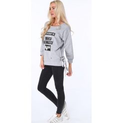 Bluza z nadrukiem jasnoszara 62753. Szare bluzy damskie Fasardi, z nadrukiem, bez rękawów, bez kaptura. Za 59,00 zł.