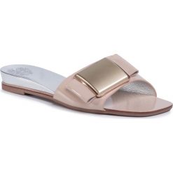 Klapki BETSY - 907728/01-03E Beige. Brązowe klapki damskie Betsy, bez wzorów, ze skóry ekologicznej, bez obcasa. W wyprzedaży za 129,00 zł.