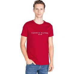 Tommy Hilfiger Koszulka Czerwony. Czerwone podkoszulki męskie TOMMY HILFIGER, l, z haftami, z bawełny, z krótkim rękawem. Za 175,95 zł.