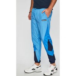 Ellesse - Spodnie. Niebieskie spodnie męskie marki Ellesse, na co dzień, xl, bez wzorów, z poliesteru, casualowe. Za 219,90 zł.
