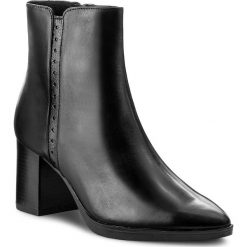 Botki CAPRICE - 9-25326-29 Black Comb 019. Czarne botki damskie na obcasie marki Caprice, z materiału. W wyprzedaży za 249,00 zł.