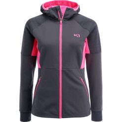 KariTraa TOVE MIDLAYER Kurtka z polaru ebony. Szare kurtki sportowe damskie marki KariTraa, l, z materiału. W wyprzedaży za 224,25 zł.