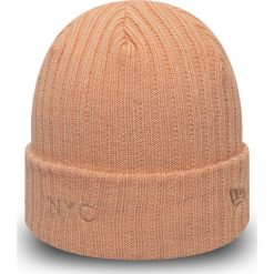 New Era - Czapka. Różowe czapki damskie New Era, na zimę, bez wzorów, z dzianiny. W wyprzedaży za 89,90 zł.