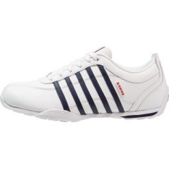 KSWISS ARVEE Sneakersy niskie white/dark blue. Białe sneakersy męskie K-SWISS, ze skóry, bez zapięcia. Za 379,00 zł.