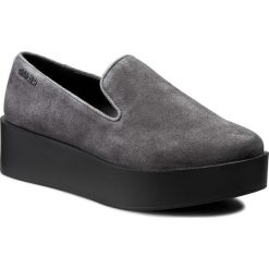 Półbuty CALVIN KLEIN - Reva N11789 Ebony. Szare półbuty damskie Calvin Klein, na co dzień, bez wzorów, z zamszu, bez obcasa, na koturnie, bez zapięcia. W wyprzedaży za 559,00 zł.