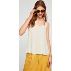 Mango - Top Rever2. Białe bluzki nietoperze marki Mango, s, z poliesteru, z okrągłym kołnierzem. W wyprzedaży za 19,90 zł.