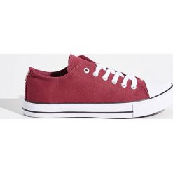 Trampki - Bordowy. Czerwone trampki i tenisówki damskie Sinsay, bez wzorów, bez zapięcia. W wyprzedaży za 39,99 zł.