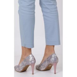 Lawendowe czółenka szpilki peep toe błyszczące ze skórzaną wkładką jezzi asa120-1a. Fioletowe czółenka damskie Jezzi, bez wzorów, ze skóry ekologicznej, z otwartym noskiem, bez obcasa, na szpilce. Za 129,99 zł.