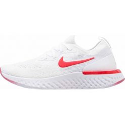 Nike Performance EPIC REACT FLYKNIT Obuwie do biegania treningowe white/university red/pure platinum. Białe buty do biegania męskie Nike Performance, z materiału. W wyprzedaży za 411,75 zł.