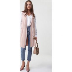 Jasnoróżowa Kamizelka Solange. Kamizelki damskie Born2be, xl, bez wzorów, z dzianiny, klasyczne, długie, bez kaptura. Za 79,99 zł.