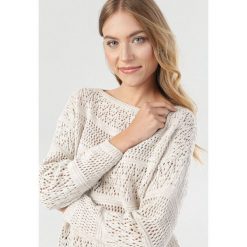Beżowy Sweter Peticea. Brązowe swetry damskie Born2be, uniwersalny, bez wzorów, bez rękawów, bez kaptura. Za 99,99 zł.