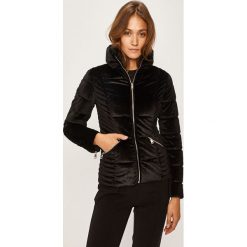 Guess Jeans - Kurtka. Czarne kurtki damskie s, z aplikacjami, z poliesteru, krótkie. W wyprzedaży za 549,90 zł.
