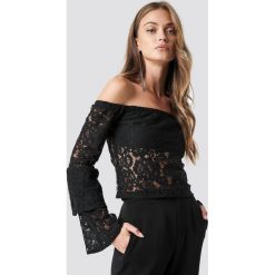 NA-KD Party Off Shoulder Flounce Sleeve Lace Top - Black. Czarne topy damskie marki NA-KD Party, bez wzorów, z koronki, bez kołnierzyka. W wyprzedaży za 80,97 zł.