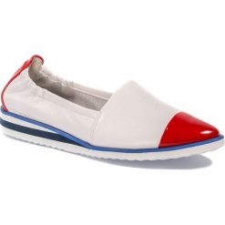 Biało-czerwone espadryle na gumowej podeszwie 77D. Białe espadryle damskie bez wzorów, z gumy, bez obcasa. W wyprzedaży za 189,00 zł.