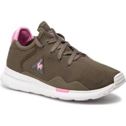 Sneakersy LE COQ SPORTIF - Solas 1910513 Olive Night/Pink Carnation. Zielone półbuty damskie le coq sportif, na co dzień, bez wzorów, ze skóry ekologicznej, bez obcasa, bez zapięcia. W wyprzedaży za 259,00 zł.