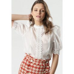 Biała Bluzka Alysia. Białe bluzki damskie Born2be, s, bez wzorów, z koronki, eleganckie, z okrągłym kołnierzem, z krótkim rękawem. Za 79,99 zł.
