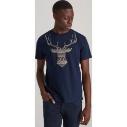 T-shirt z naszywką - Granatowy. Niebieskie t-shirty męskie Reserved, s, z aplikacjami, bez kołnierzyka. Za 49,99 zł.