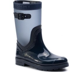 Kalosze TOMMY HILFIGER - Translucent Detail Rain Boot FW0FW04126 Tommy Navy 406. Niebieskie kalosze damskie TOMMY HILFIGER, bez wzorów, ze skóry ekologicznej. W wyprzedaży za 239,00 zł.