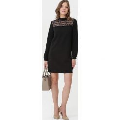 Czarna Sukienka Juliettice. Czarne sukienki damskie Born2be, s, bez wzorów, z koronki, eleganckie, ze stójką, bez rękawów, długie, mini, trapezowe. Za 99,99 zł.