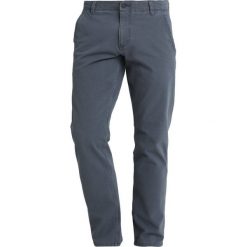 DOCKERS ALPHA NEW Spodnie materiałowe ombre blue. Niebieskie spodnie męskie marki DOCKERS, m, bez wzorów, z elastanu. Za 399,00 zł.