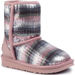 Buty UGG - Classic II Sequin Rainbow 1103622K Crnb. Różowe śniegowce dziewczęce Ugg, bez zapięcia. W wyprzedaży za 409,00 zł.