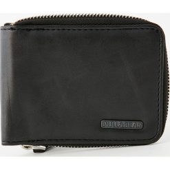 Portfel z suwakiem. Czarne portfele męskie Pull&Bear, bez wzorów. Za 59,90 zł.