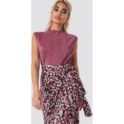 NA-KD Plisowany top - Pink. Różowe topy damskie NA-KD, bez wzorów, z poliesteru, ze stójką. Za 72,95 zł.