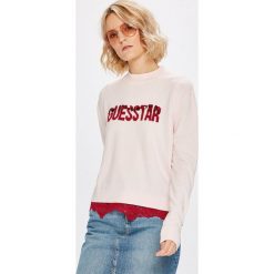 Guess Jeans - Sweter Addy. Różowe bez kategorii Guess Jeans, s, z nadrukiem, z poliesteru, z okrągłym kołnierzem. W wyprzedaży za 239,90 zł.