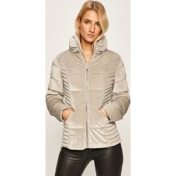 Guess Jeans - Kurtka. Szare kurtki damskie Guess Jeans, s, z aplikacjami, z poliesteru, krótkie, bez kaptura. W wyprzedaży za 469,90 zł.