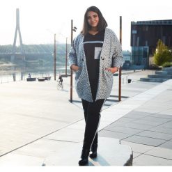 Szary kardigan Kinga we wzory duże rozmiary. Szare swetry damskie Moda Size Plus Iwanek, xl, bez wzorów, ze skóry. Za 149,90 zł.