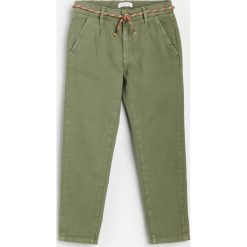 Spodnie chinos z ozdobnym sznurkiem -. Spodnie męskie Reserved, bez wzorów. Za 79,99 zł.
