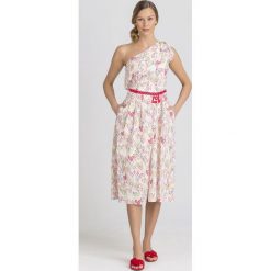 SUKIENKA Elisabetta Franchi OFF SHOULDER. Czerwone sukienki damskie Elisabetta Franchi, na imprezę, bez wzorów, z bawełny, z włoskim kołnierzykiem, bez rękawów, midi, asymetryczne. Za 1019,00 zł.