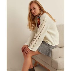SWETER DŁUGI RĘKAW DAMSKI Z WEŁNĄ LUŹNY. Białe swetry klasyczne damskie marki Top Secret, na zimę, z wełny, eleganckie. W wyprzedaży za 39,99 zł.